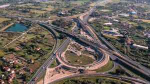 Vista dall’alto del cantiere dove si avrà l’interconnessione tra la A12 e la A15