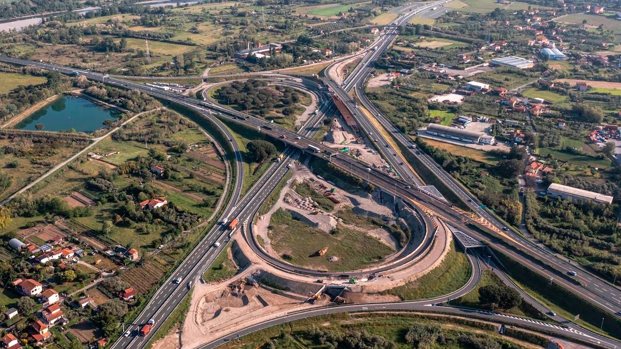 Si allunga, si allarga, è più trafficata: l’A15 tra progetti contestati e ricavi in crescita Si allunga, si allarga, è più trafficata: l’A15 tra progetti contestati e ricavi in crescita