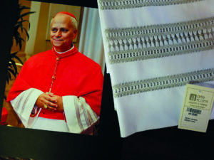 Papa Prevost nel giorno della sua nomina a cardinale indossava un capo ricamato da “Arte e Ricami”