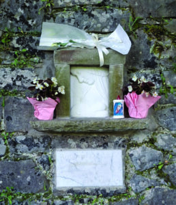 La Maestà sulla Provinciale di Zeri dove è precipitato l'autobus