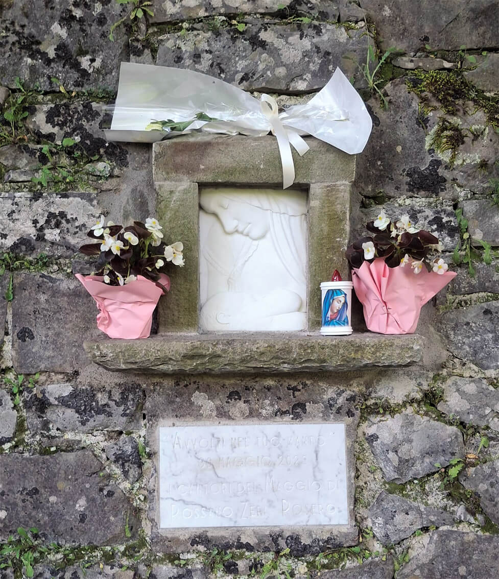 Una maestà sulla provinciale di Zeri per lo scampato pericolo