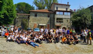 I “pellegrini’ in piazza a Filattiera (Foto Angelo Toralbo)