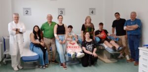 Foto di gruppo con gli studenti, docenti rappresentanti Fratres, al Centro Trasfusionale di Pontremoli