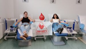 Due giovani studentesse alla loro prima donazione