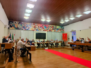 Il momento della votazione, approvata all'unanimità, della mozione sul CPR a Pallerone