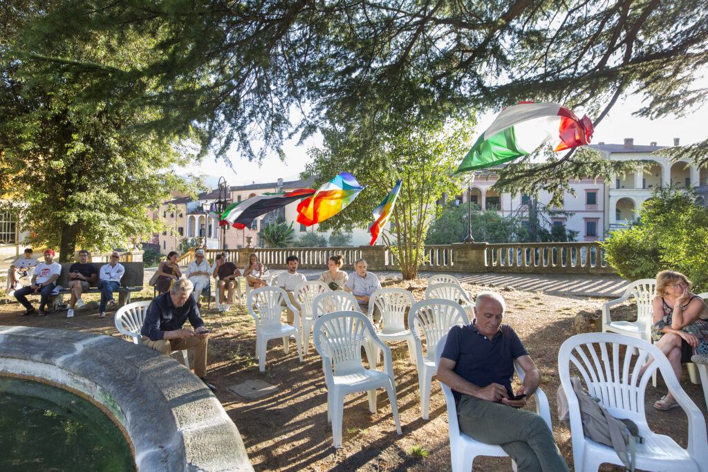 Un momento dell'incontro nei giardini del Teatro della Rosa (Foto Walter Massari)