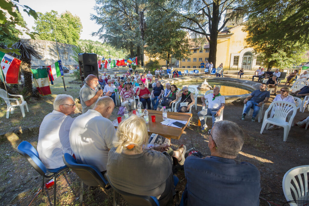 Un momento dell'incontro nei giardini del Teatro della Rosa (Foto Walter Massari)