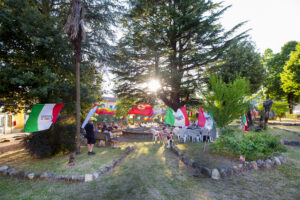 Un momento dell'incontro nei giardini del Teatro della Rosa (Foto Walter Massari)