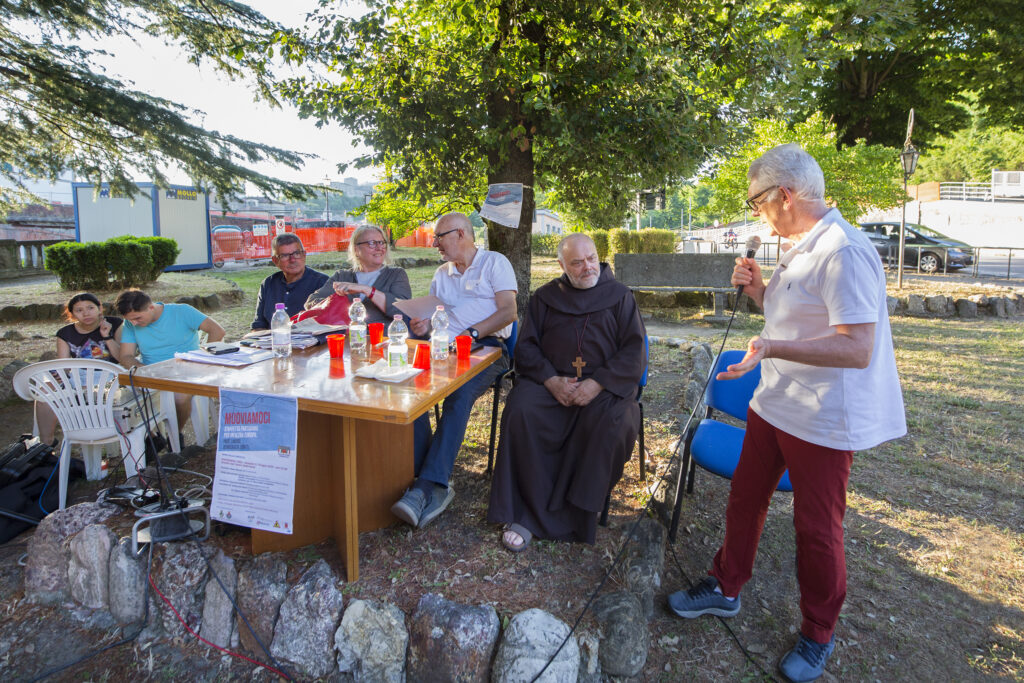 Un momento dell'incontro nei giardini del Teatro della Rosa (Foto Walter Massari)