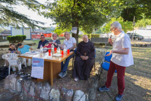 Un momento dell'incontro nei giardini del Teatro della Rosa (Foto Walter Massari)