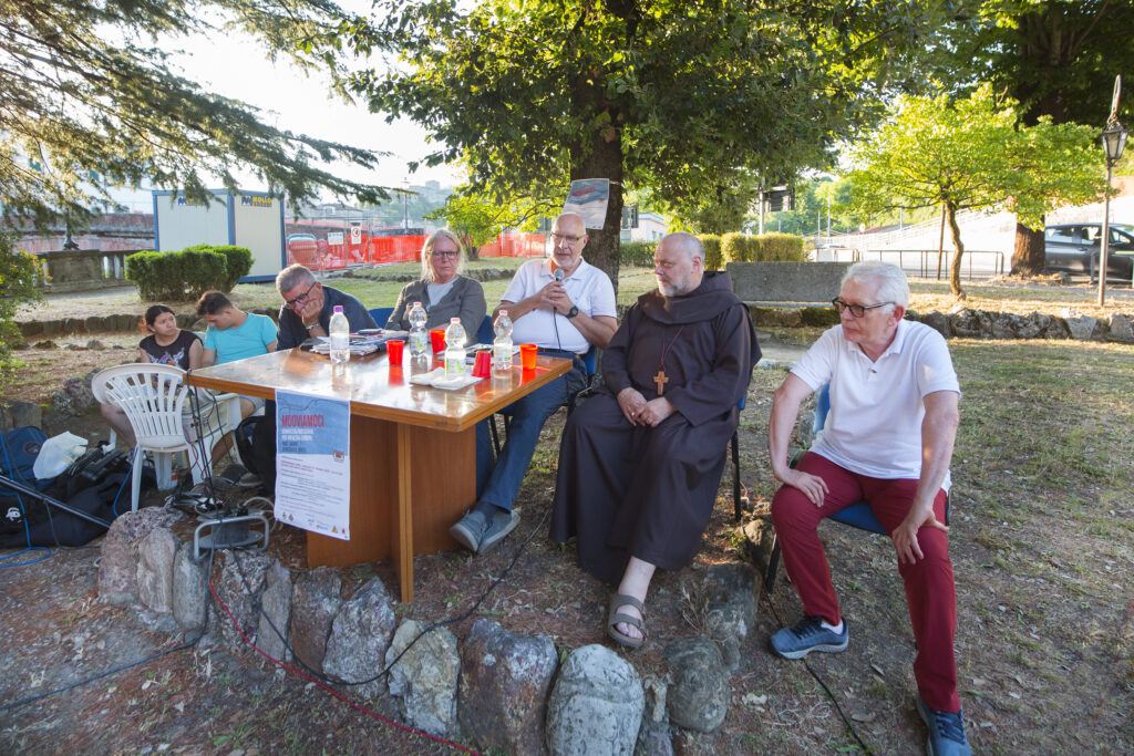 Un momento dell'incontro nei giardini del Teatro della Rosa (Foto Walter Massari)
