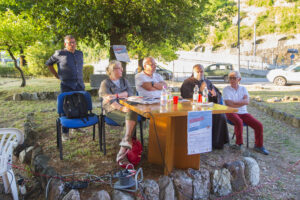 Un momento dell'incontro nei giardini del Teatro della Rosa (Foto Walter Massari)
