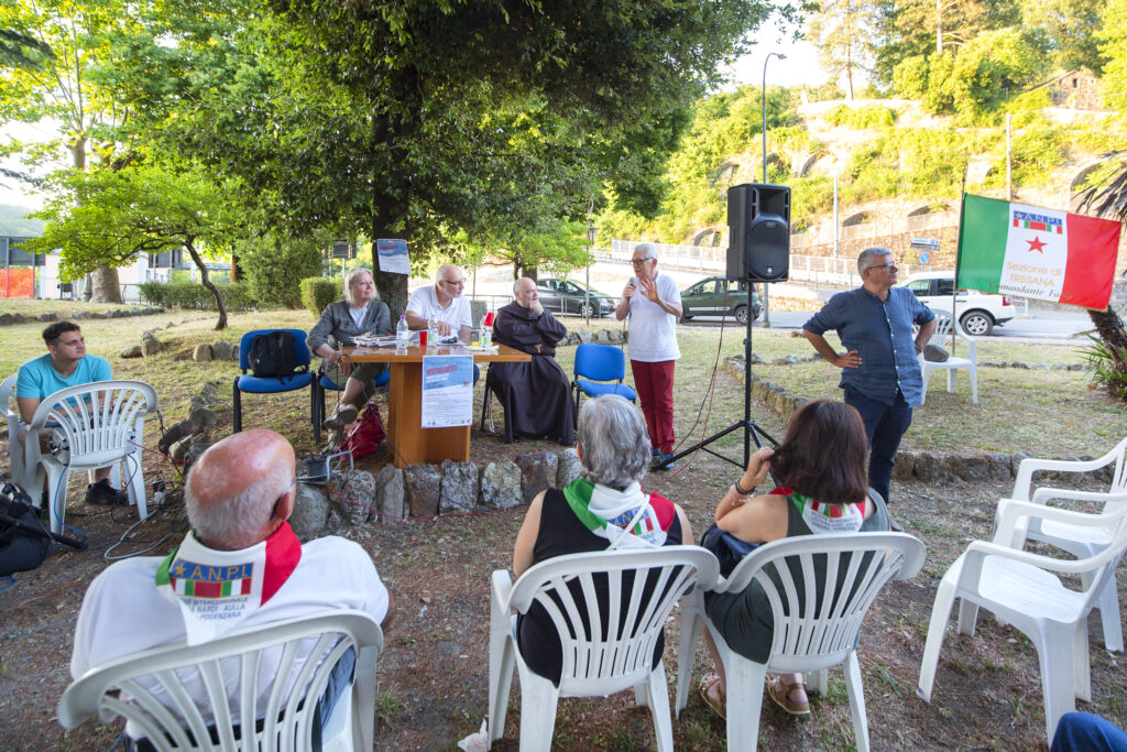 Un momento dell'incontro nei giardini del Teatro della Rosa (Foto Walter Massari)