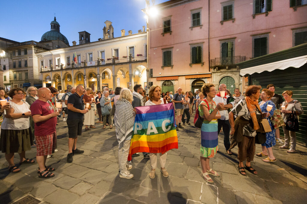 Un momento della fiaccolata in piazza della Repubblica (Foto Walter Massari)