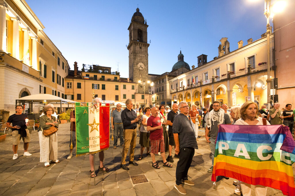 Un momento della fiaccolata in piazza della Repubblica (Foto Walter Massari)