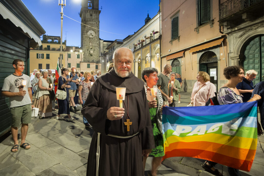 Un momento della fiaccolata in piazza della Repubblica (Foto Walter Massari)