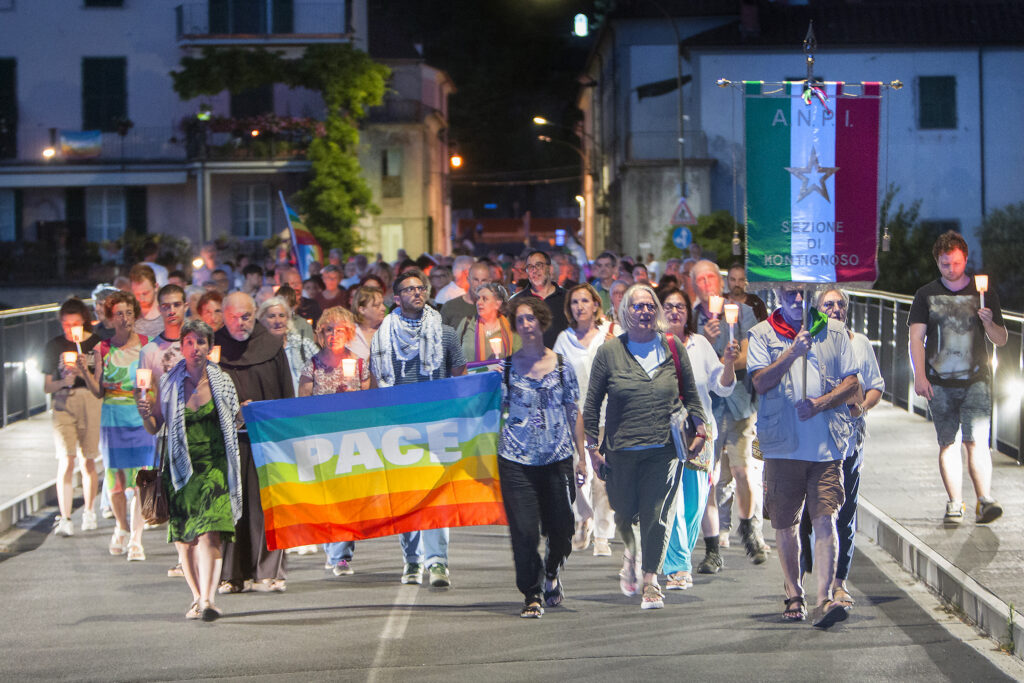 Un momento della fiaccolata in piazza della Repubblica (Foto Walter Massari)