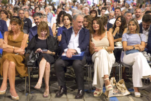 Il pubblico del 62° Bancarella Sport con riconoscibile la moglie di Gigi Buffon , la giornalista Ilaria D'Amico (Foto Walter Massari)