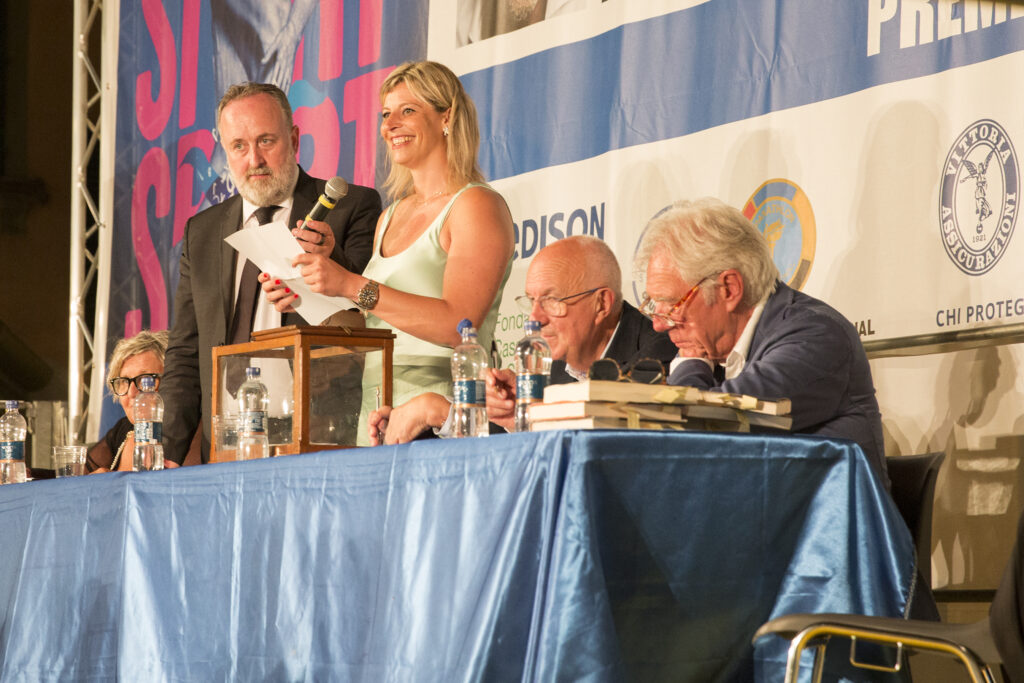 La proclamazione del vincitore del 62° Bancarella Sport da parte del notaio Sara Rivieri (Foto Walter Massari)