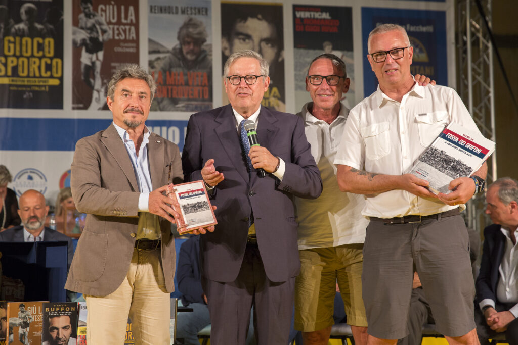 Premiazione di Massimo Calandri, autore del libro “Segnalato” Siamo la fossa dei grifoni e gridiamo Genoa alè!” (Foto Walter Massari)