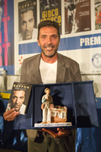 Gigi Buffon con il San Giovanni di Dio simbolo della vittoria del 62° Bancarella Sport (Foto Walter Massari)