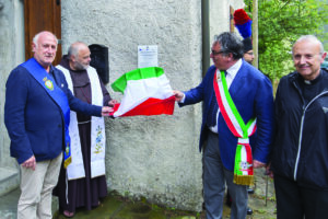 Lo scoprimento della targa con, da sinistra, il presidente della Provincia, Gianni Lorenzetti, il Vescovo diocesano, Fra' Mario Vaccari, il sindaco di Mulazzo, Claudio Novoa e il parroco , don Marco Giuntini. (Foto Walter Massari)