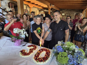 Il taglio della torta per festeggiare i 30 anni di vita dell'agriturismo "Montagna Verde"