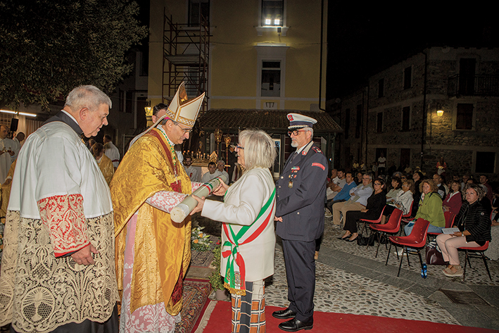 Come figli devoti attorno alla Madonna Addolorata