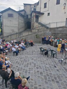 La nuova Piazza dell'emigrante a Pieve di Castevoli a Mulazzo