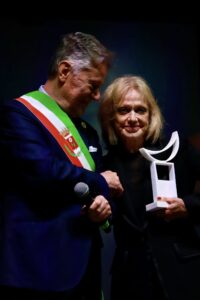Rita Pavone da parte del sindaco Roberto Valettini (Foto Lunigiana World)