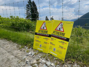 Il cartello che indica la presenza di cani per la protezione del bestiame