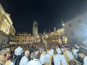 La Musica Cittadina nel corso del concerto dedicato agli amici in piazza della Repubblica
