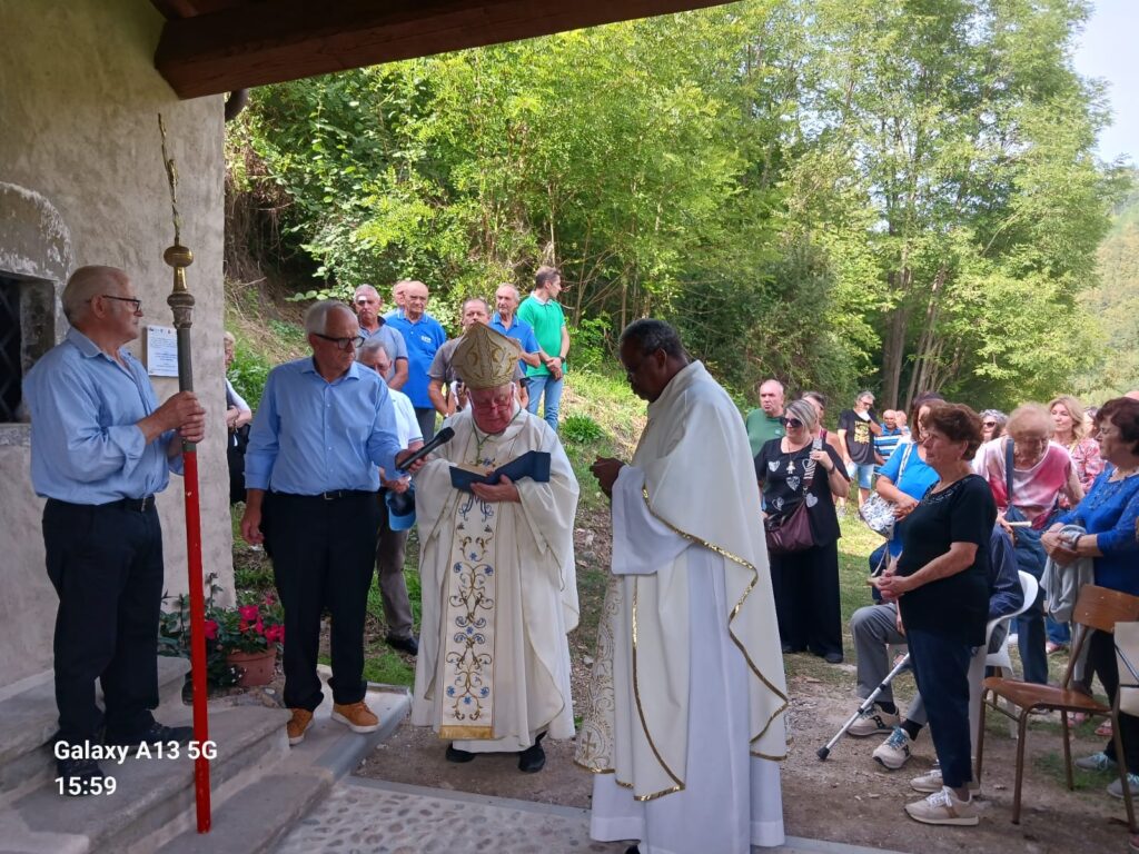 Il momento della benedizione dell'oratorio della Madonna del Popolo a Cortila da parte di mons. Silvani