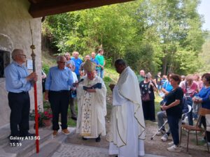 Il momento della benedizione dell'oratorio della Madonna del Popolo a Cortila da parte di mons. Silvani