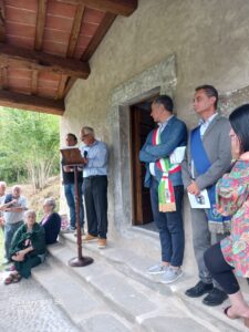 Agostino Ferrarotti, uno dei principali animatori del Progetto, e le autorità presenti all’inaugurazione dell'Oratorio della Madonna del Popolo a Cortila 