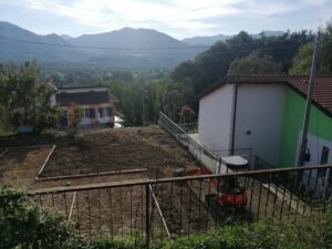 I lavori in corso a Filattiera a lato della scuola dell'infanzia a Filattiera
