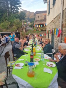 Un momento della cena a Vico Monterole