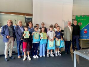 Un momento della premiazione degli studenti da parte dei rappresentanti Panathlon Pontremoli Lunigiana