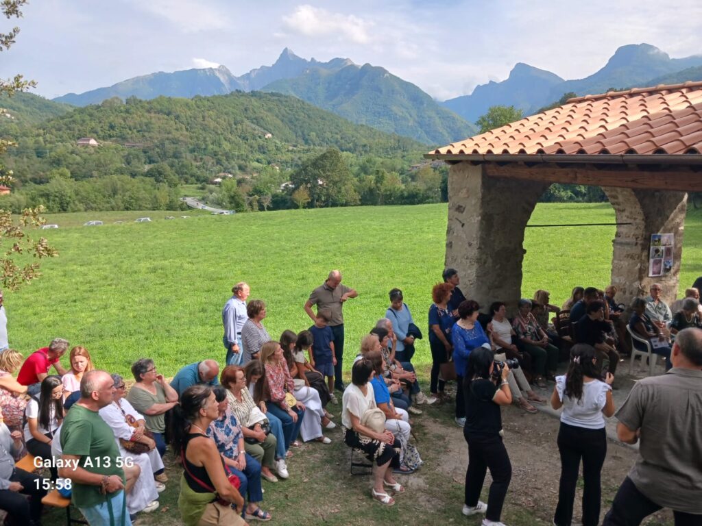 Le persone presenti all’inaugurazione dell'Oratorio della Madonna del Popolo a Cortila
