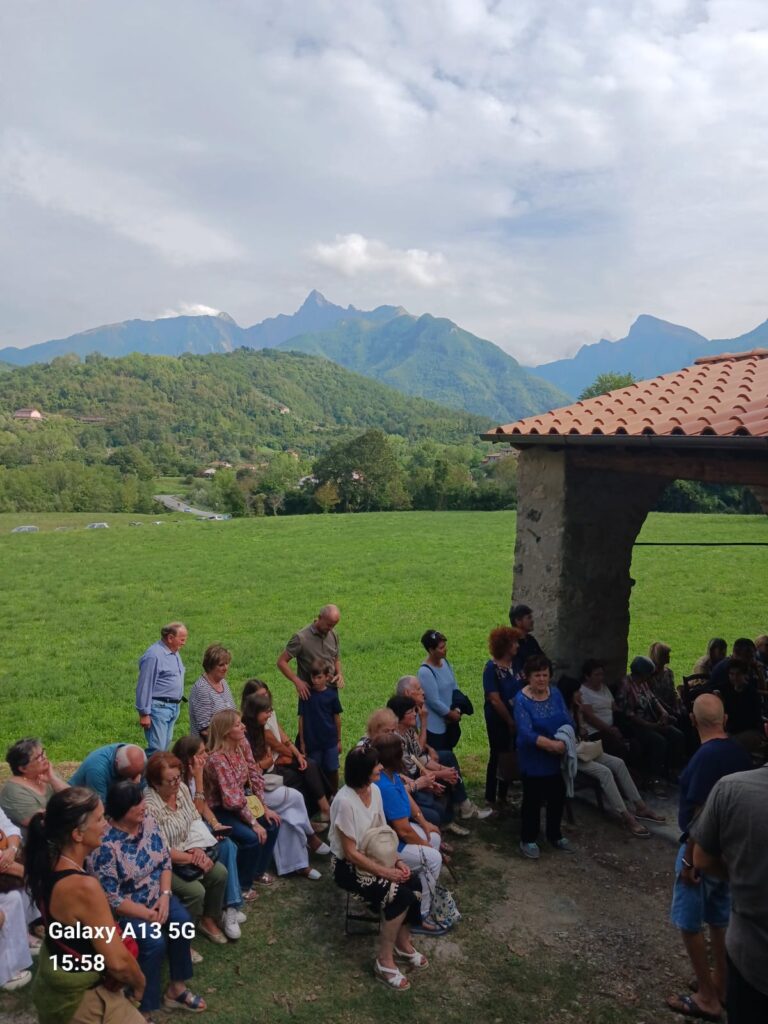 Le persone presenti all’inaugurazione dell'Oratorio della Madonna del Popolo a Cortila