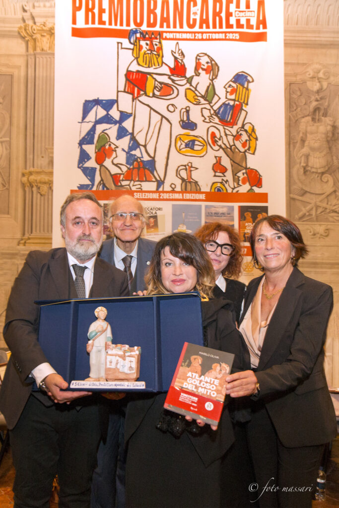 La vincitrice del premio Marilù Oliva, assieme ad Ignazio Landi, la vicesindaca Clara Cavellini e Giuseppe Benelli (Foto Walter Massari)