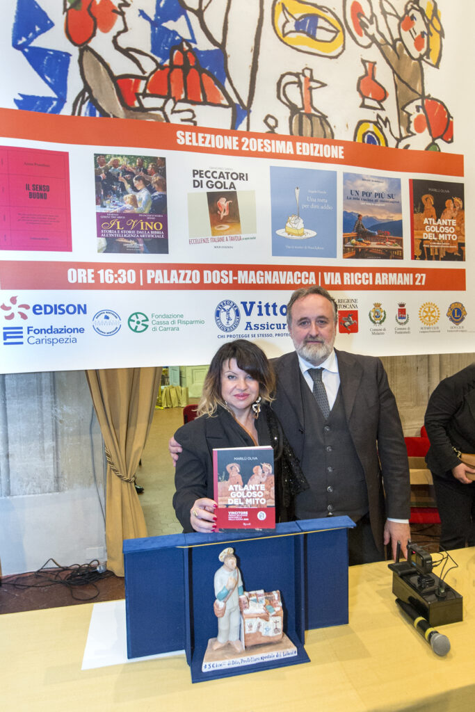 La vincitrice del premio Marilù Oliva, assieme ad Ignazio Landi (Foto Walter Massari)