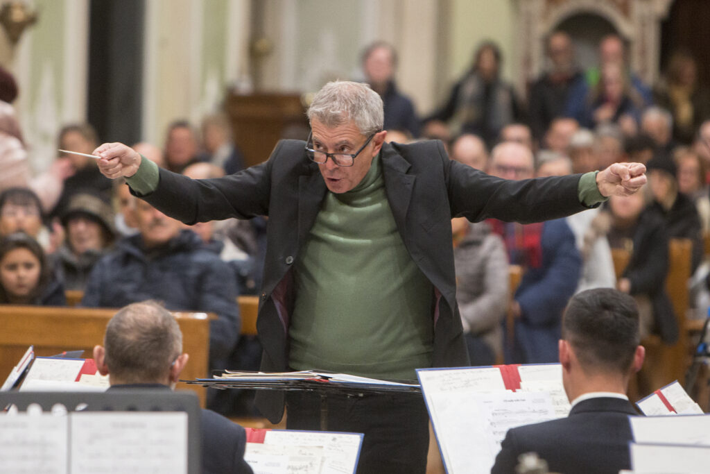 Il Maestro della Musica Cittadina, Riccardo Madoni, impegnato nella direzione del concerto (Foto Walter Massari)