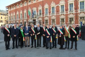 Gli amministratori lunigianesi presenti a Massa, assieme a Boggi e Zini.