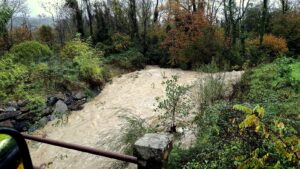 Corso d'acqua ingrossato dalle piogge a Villafranca