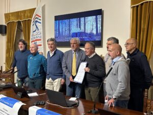 Il momento della consegna dell'attestazione al sindaco di Bagnone Giovanni Guastalli