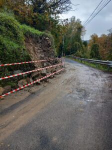 La frana segnalata da un cittadino nella frazione di Succisa a Pontremoli