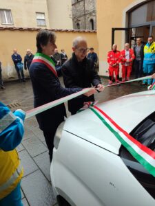 Il momento del taglio del nastro della nuova vettura a disposizione della Misericordia con il sindaco Jacopo Ferri e il priore Paolo Angella