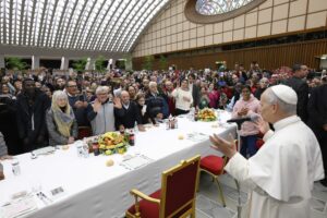 Vaticano, 16 novembre 2025: Papa Leone XIV partecipa al pranzo con i Poveri in Aula Paolo VI (Foto Vatican Media/SIR)