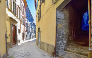 L'ingresso dello sdrucciolo del castello da via Garibaldi a Pontremoli